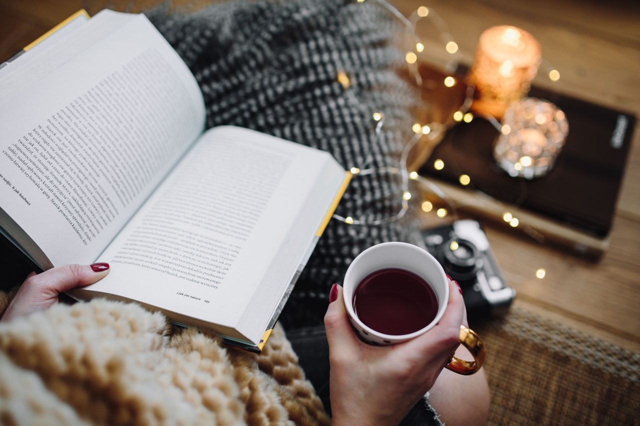 kaboompics_Woman-drinking-tea-and-readin